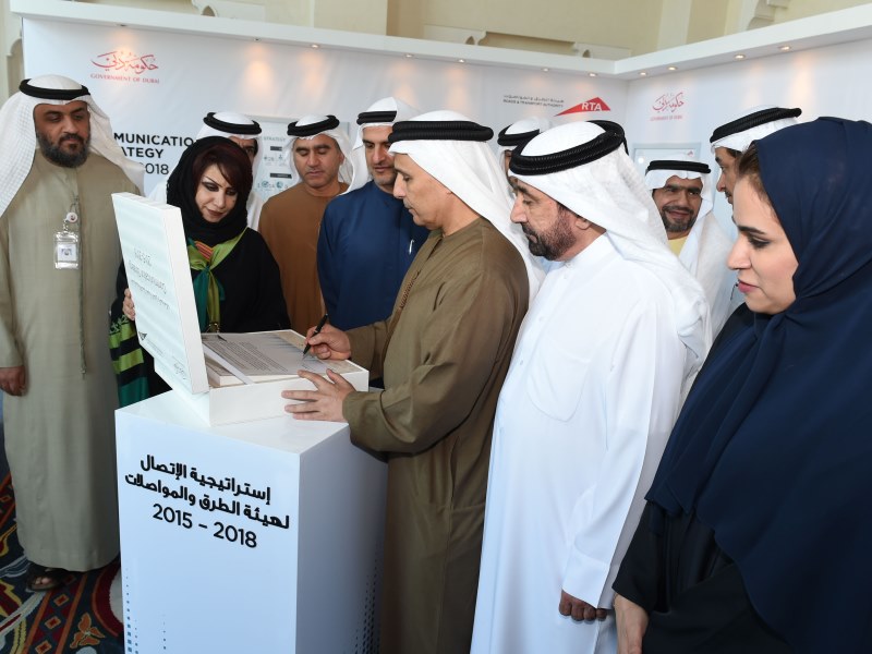عنصر من مكتبة صور الهيئة عن طرق دبي تعتمد استراتيجية الاتصال 2015 – 2018