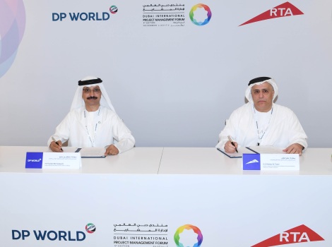 Image of HH Mattar Al Tayer and HE Sultan Ahmed bin Sulayem during the signing of MoU with RTA