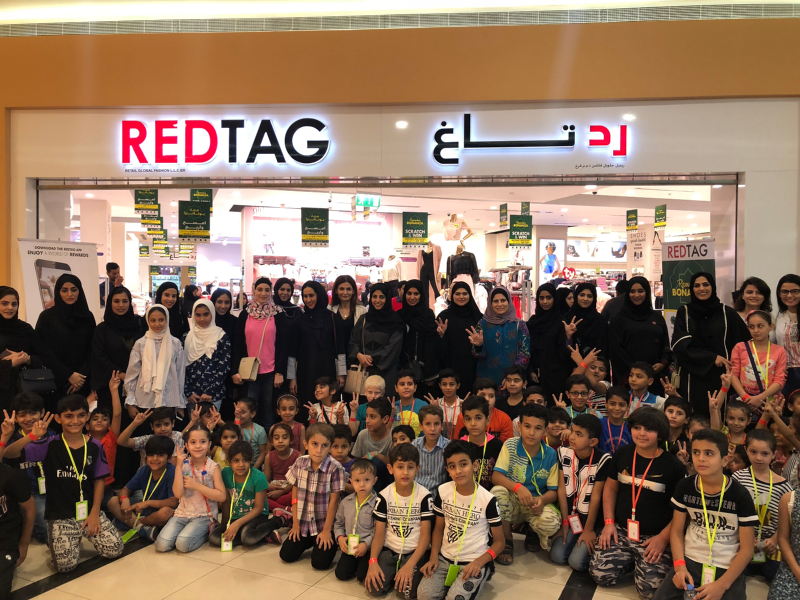 عنصر من مكتبة صور الهيئة عن توزيع المير الرمضاني على 400 أسرة متعفِّفَة في دبي والشارقة وعجمان