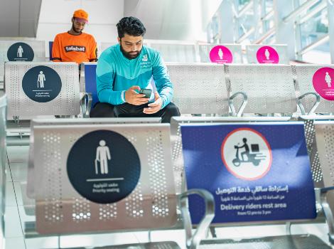 صورة عن تنفيذ 15 استراحة مؤقتة لسائقي دراجات توصيل الطلبات
