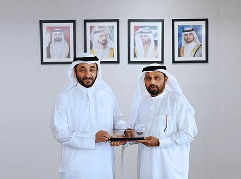 an image of Nasser Abu Shehab receiving a trophy from Emirates Inventors Association
