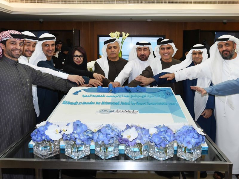 عنصر من مكتبة صور الهيئة عن الطاير يكرم فرق (طرق دبي) المتوّجة بجوائز حمدان بن محمد للحكومة الذكية