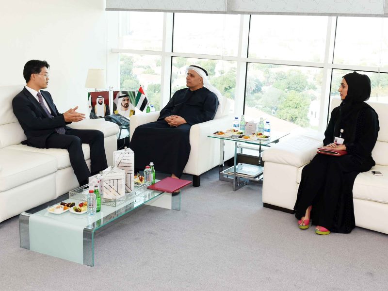 عنصر من مكتبة صور الهيئة عن مطر الطاير يستقبل القنصل الكوري الجديد